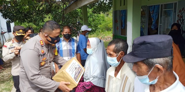 Kapolres Karimun dan Bupati Karimun Cek Vaksinasi di Desa Keban