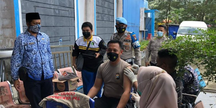 Kapolres Kep Anambas Beserta Jajaran Melaksanakan Gerai Vaksinasi Dosis III Covid-19 di RSUD Tarempa Wilkum Polres Kep Anambas