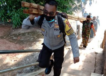 Kasubsektor Mantang Polsek Bintim Bantu Bangun Rumah Warga Korban Gelombag Besar