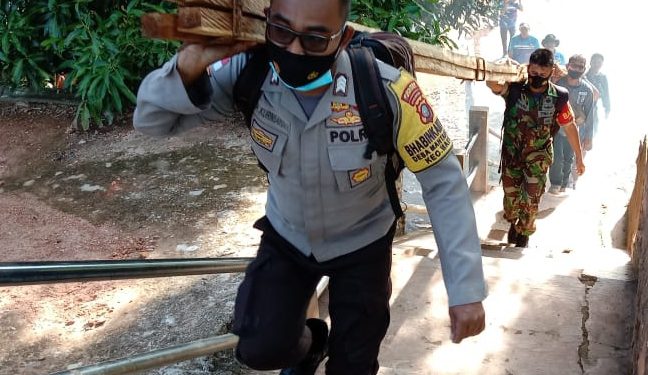 Kasubsektor Mantang Polsek Bintim Bantu Bangun Rumah Warga Korban Gelombag Besar