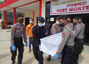 Satbrimob Polda Kepri Bersama Biddokes Polda Kepri tergabung Dalam Satgas Misi Internasional Pemulangan Jenazah WNI Korban Tenggelam di Perairan Johor Baru Malaysia