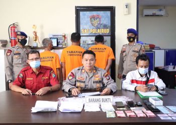 Satpolairud Polres Karimun Gelar Konferensi Pers Pengungkapan 3 Tersangka Rekruitmen PMI Asal NTB