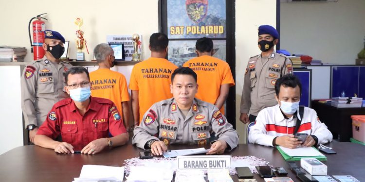 Satpolairud Polres Karimun Gelar Konferensi Pers Pengungkapan 3 Tersangka Rekruitmen PMI Asal NTB