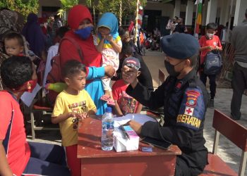 Satuan Brimob dan Biddokes Polda Kepri Gelar Vaksinasi Goes To School Di SD Negeri 013 Sagulung Batam