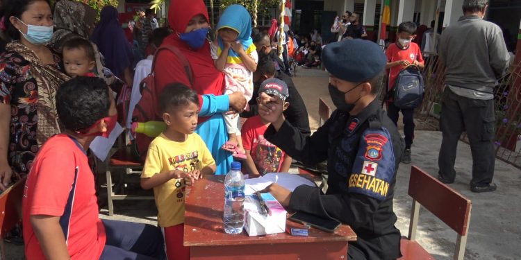 Satuan Brimob dan Biddokes Polda Kepri Gelar Vaksinasi Goes To School Di SD Negeri 013 Sagulung Batam