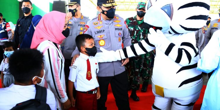 Tinjau Vaksinasi Serentak se-Indonesia, Kapolri Ingatkan Syarat Wajib Laksanakan PTM 100 Persen