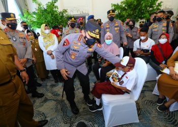 Tinjau Vaksinasi Serentak se-Indonesia, Kapolri Instruksikan Akselerasi ke Lansia dan Anak-Anak