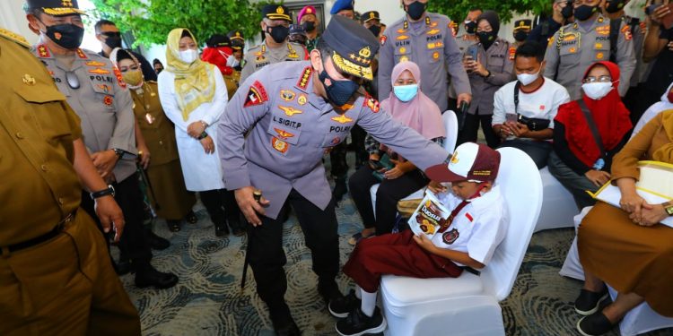 Tinjau Vaksinasi Serentak se-Indonesia, Kapolri Instruksikan Akselerasi ke Lansia dan Anak-Anak