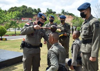 Upacara Tradisi Penyambutan Personel Baru di Jajaran Satuan Brimob Polda Kepri