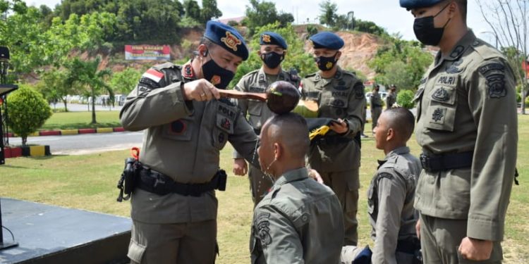 Upacara Tradisi Penyambutan Personel Baru di Jajaran Satuan Brimob Polda Kepri