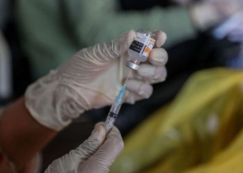 Penerima Vaksin AstraZeneca Kini Bisa Pakai Booster 1/2 Dosis Pfizer