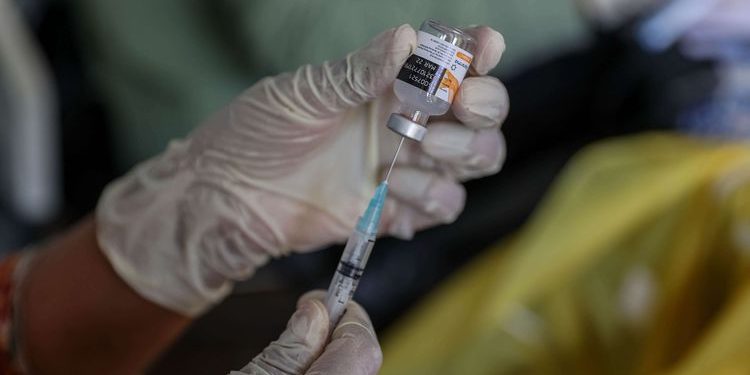 Penerima Vaksin AstraZeneca Kini Bisa Pakai Booster 1/2 Dosis Pfizer