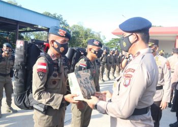 Wakapolda Kepri Pimpin Upacara Pelepasan Kompi Penugasan Satbrimobda Kepri Dalam Rangka Ops Madago Raya 2022