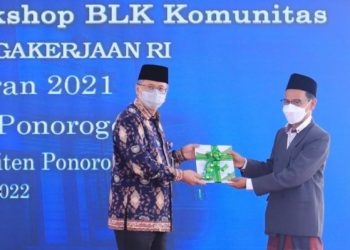 Kemnaker Serahkan Bantuan BLK Komunitas Tahun 2021 kepada 11 Ponpes di Ponorogo