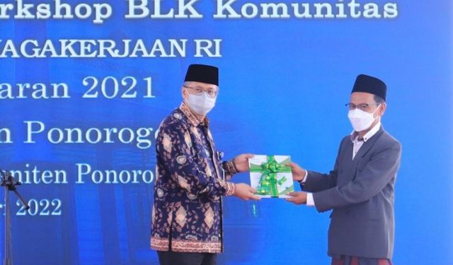 Kemnaker Serahkan Bantuan BLK Komunitas Tahun 2021 kepada 11 Ponpes di Ponorogo
