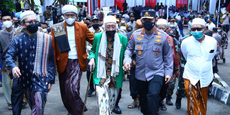 Apresiasi Ulama Di Banten Ikuti Vaksinasi, Kapolri: Kabar Baik dan Motivasi Bagi Masyarakat