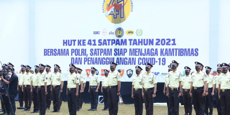 Baharkam Polri Kenalkan Seragam Baru Satpam di Lapangan Bhayangkara