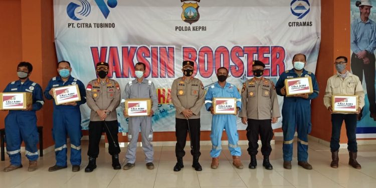 Kapolda Kepri Tinjau Pelaksanaan Vaksinasi Serentak di Stadion Gelora Citra Mas Nongsa