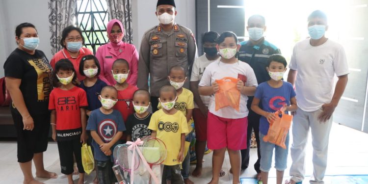 Kapolres Karimun Bersama Ketua Bhayangkari Cabang Karimun Melaksanakan Bhakti Sosial ke Panti Asuhan