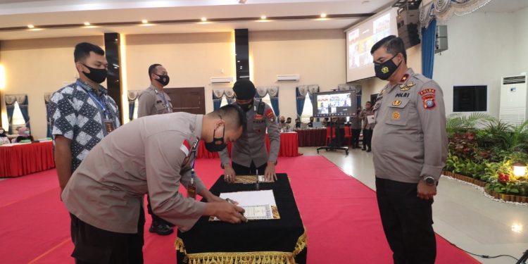 Penandatanganan Pakta Integritas Pembinaan Etika Profesi dan Komitmen Bersama Bebas Narkoba Satker  Jajaran Polda Kepri TA. 2022
