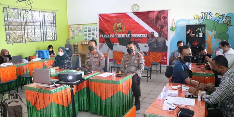 Polres Karimun Melaksanakan Vaksinasi Massal Serentak Seluruh Indonesia
