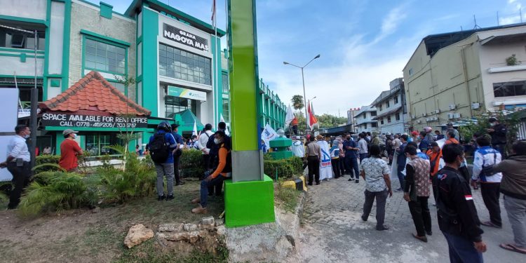 Satbrimob Polda Kepri Terjun Langsung dalam Pengamanan Aksi Unras Buruh di Depan Kantor BPJS Kota Batam