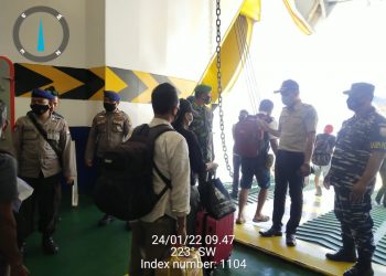 Satpol Airud Polres Natuna Bersama Tim Penanganan dan Penanggulangan Covid-19 laksanakan Screening Terhadap Penumpang KM. Bahtera Nusantara 01