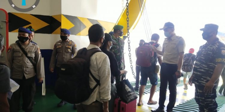 Satpol Airud Polres Natuna Bersama Tim Penanganan dan Penanggulangan Covid-19 laksanakan Screening Terhadap Penumpang KM. Bahtera Nusantara 01