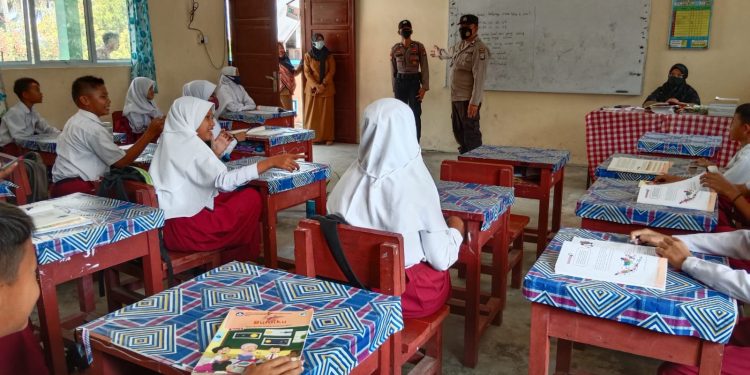 Satuan Binmas Polres Lingga Berikan Sosialisasi Kamtibmas dan Prokes 5 M kepada Pelajar Sekolah Dasar