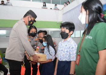 Wakapolda Kepri Tinjau Pelaksanaan Vaksinasi Massal di Sekolah Kristen Basic Kota Batam, yang Diadakan Secara Virtual Serentak Se-Indonesia