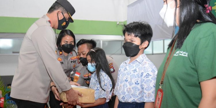 Wakapolda Kepri Tinjau Pelaksanaan Vaksinasi Massal di Sekolah Kristen Basic Kota Batam, yang Diadakan Secara Virtual Serentak Se-Indonesia