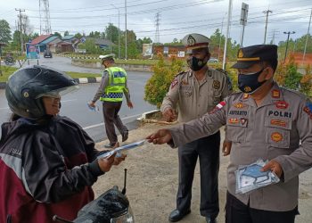 Dalam Operasi Keselamatan Seligi 2022, Polres Bintan Lakukan Himbauan dan Bagikan Masker Kepada Masyarakat