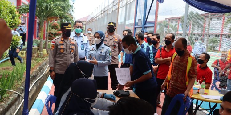 Dari Desa ke Desa Polres Natuna Terus Melakukan Vaksinasi terhadap Masyarakat