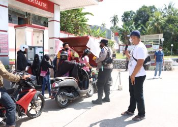 Kapolres Karimun Memberikan Minyak Pertalute Gratis Kepada Pengendara Bermotor yang Ingin Vaksin