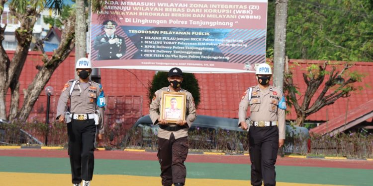 Kapolres Tanjungpinang Pimpin Upacara PTDH Oknum Anggota yang Terlibat Kasus Narkotika