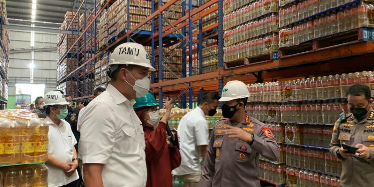 Kapolri dan Menteri Perdagangan Cek Pabrik Minyak Goreng di Jakut