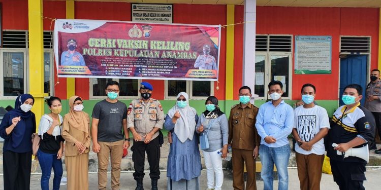 Nasi Kapau (Vaksinasi Jangkau Pulau) SatPolair Polres Kepulauan Anambas ke Desa Mengkait Kec Siantan Selatan
