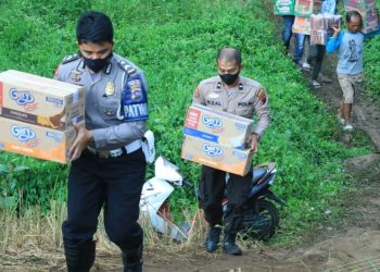 Polri Berikan Bantuan Untuk Warga Terdampak Gempa di Pasaman dan Pasaman Barat