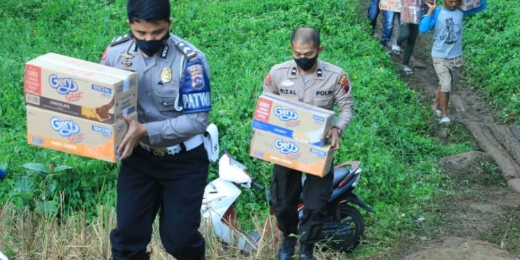 Polri Berikan Bantuan Untuk Warga Terdampak Gempa di Pasaman dan Pasaman Barat