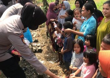 Polri Berikan Sembako Hingga Trauma Healing untuk Korban Gempa Sumbar