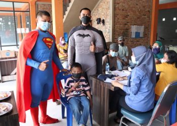 Superhero Polres Karimun Bagikan BBM Gratis Untuk yang Divaksin