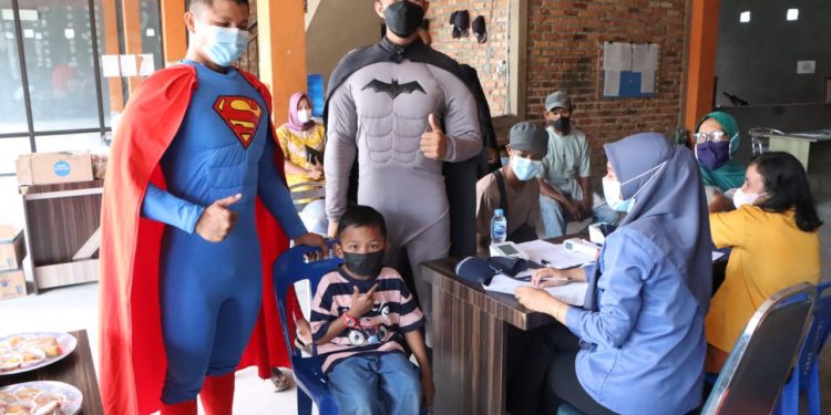 Superhero Polres Karimun Bagikan BBM Gratis Untuk yang Divaksin