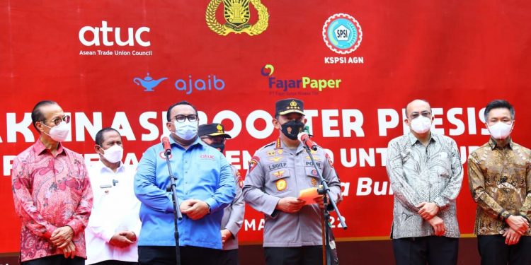 Tinjau Vaksinasi Booster, Kapolri Tekankan Buruh Sehat Hadapi Omicron