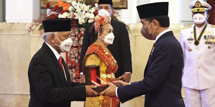 Presiden Jokowi Anugerahkan Tanda Kehormatan bagi 127 Tokoh