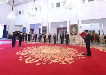 Presiden Joko Widodo resmi melantik Abdullah Azwar Anas sebagai Menteri Pendayagunaan Aparatur Negara dan Reformasi Birokrasi (MenPAN-RB) untuk sisa masa jabatan periode tahun 2019-2024 di Istana Negara, Jakarta, pada Rabu, 7 September 2022. Foto: BPMI Setpres/Lukas