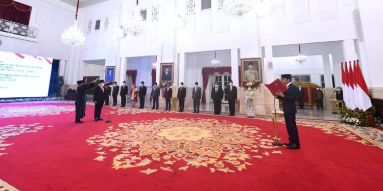 Presiden Joko Widodo resmi melantik Abdullah Azwar Anas sebagai Menteri Pendayagunaan Aparatur Negara dan Reformasi Birokrasi (MenPAN-RB) untuk sisa masa jabatan periode tahun 2019-2024 di Istana Negara, Jakarta, pada Rabu, 7 September 2022. Foto: BPMI Setpres/Lukas