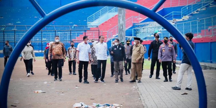 Tinjau Stadion Kanjuruhan, Presiden: Perbaiki Tata Kelola Persepakbolaan Indonesia