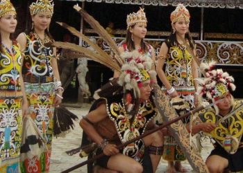 7 Jenis Baju Adat Kalimantan Timur Lengkap dengan Penjelasannya