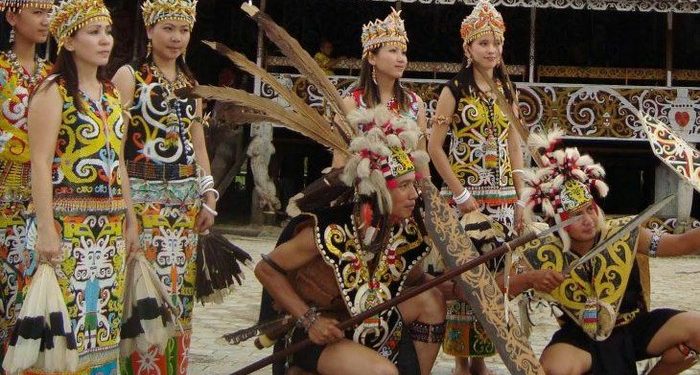 7 Jenis Baju Adat Kalimantan Timur Lengkap dengan Penjelasannya