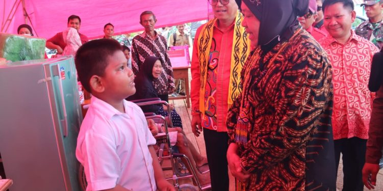 Mensos Risma Minta Disabilitas Mental Bisa Minum Obat Rutin